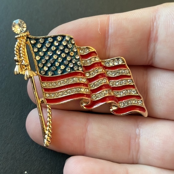 - MACY'S AMERICAN FLAG brooch pin - Picture 2 of 3